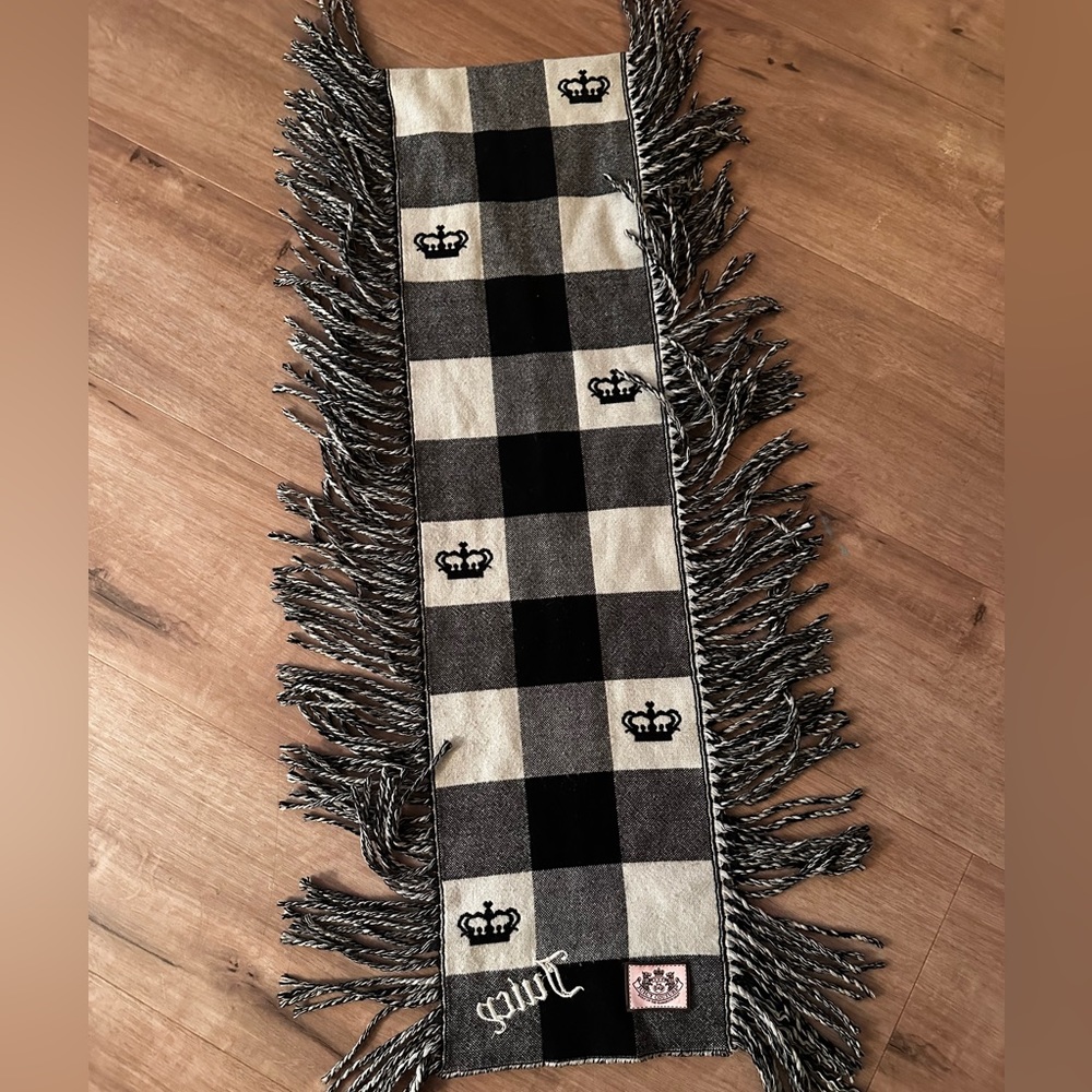 Juicy Couture Womens Scarf Crown.